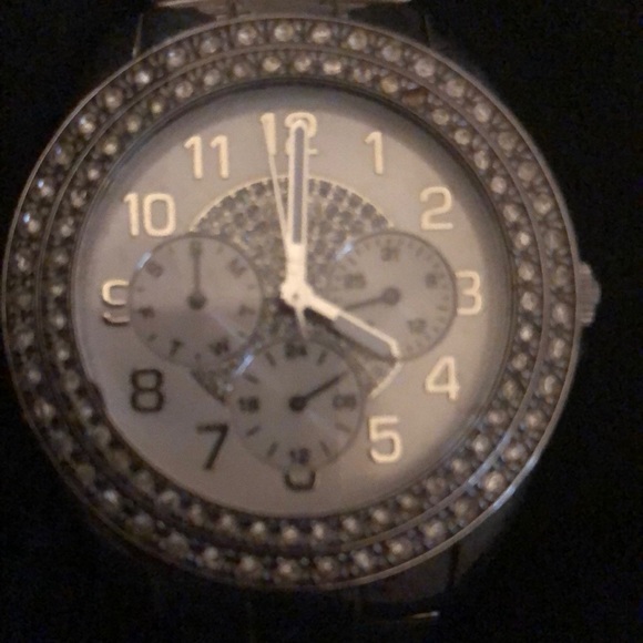 GUESS women’s wrist watch main image 4